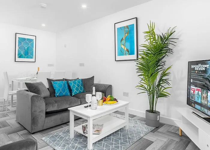 5 Bedroom House - 10 Guests - Multiple Off Street Parking - Garden - Smart Tv - Wifi - Contractors - Families - Groups - Top Rated - 98Q