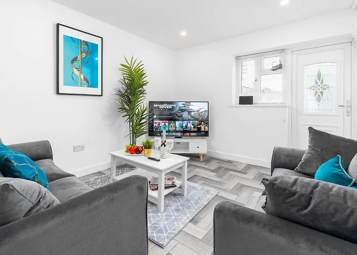 5 Bedroom House - 10 Guests - Multiple Off Street Parking - Garden - Smart Tv - Wifi - Contractors - Families - Groups - Top Rated - 98Q