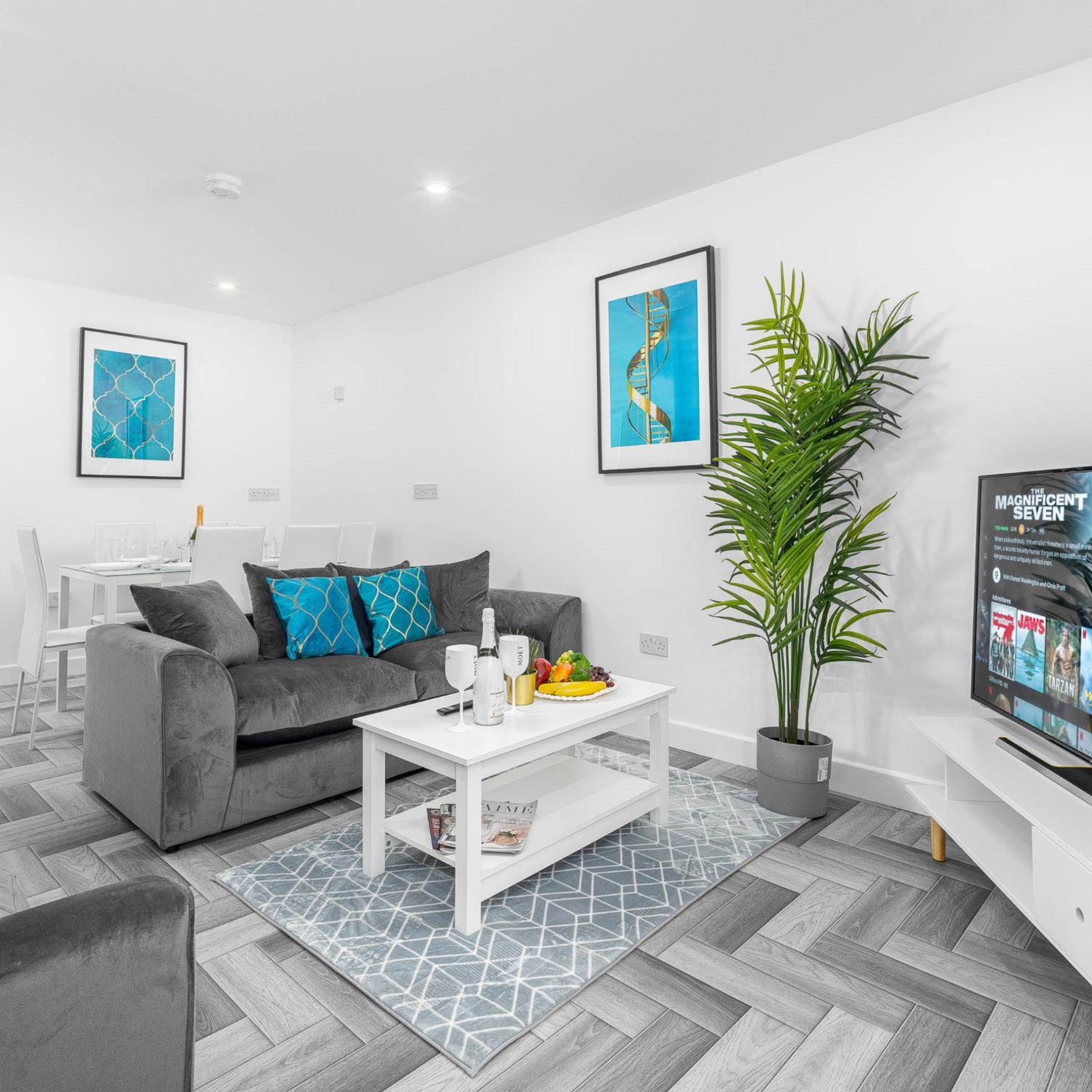 5 Bedroom House - 10 Guests - Multiple Off Street Parking - Garden - Smart Tv - Wifi - Contractors - Families - Groups - Rated - 98q *
