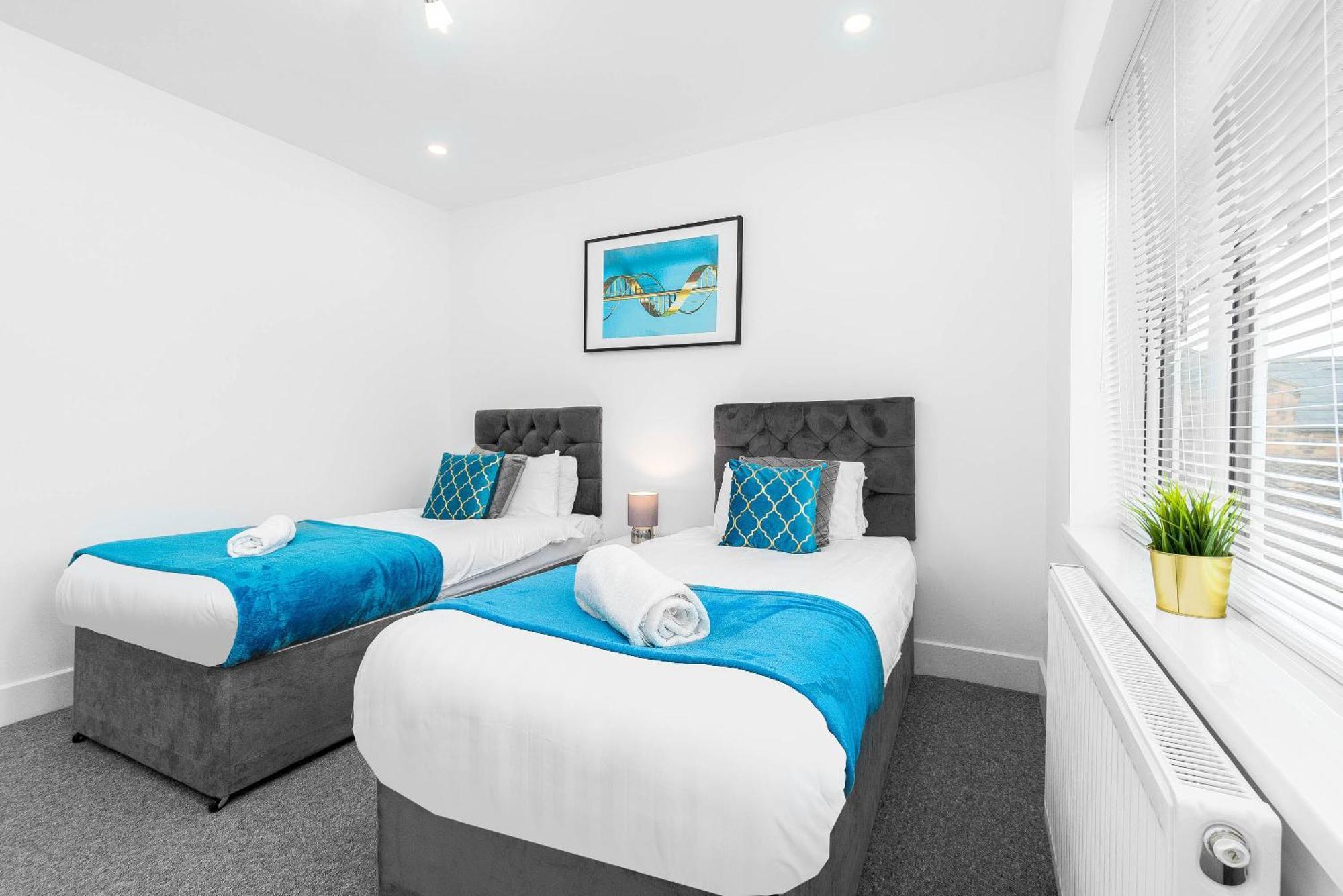 5 Bedroom House - 10 Guests - Multiple Off Street Parking - Garden - Smart Tv - Wifi - Contractors - Families - Groups - Rated - 98q Holiday home *