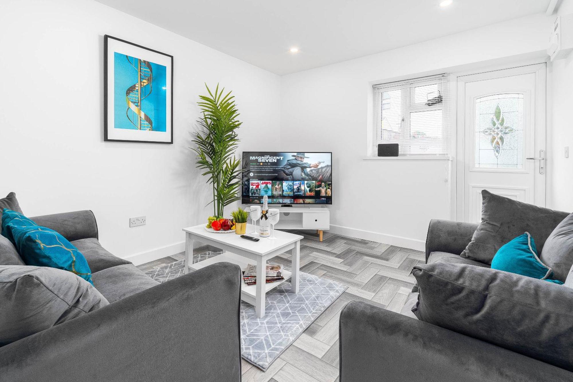 5 Bedroom House - 10 Guests - Multiple Off Street Parking - Garden - Smart Tv - Wifi - Contractors - Families - Groups - Rated - 98q