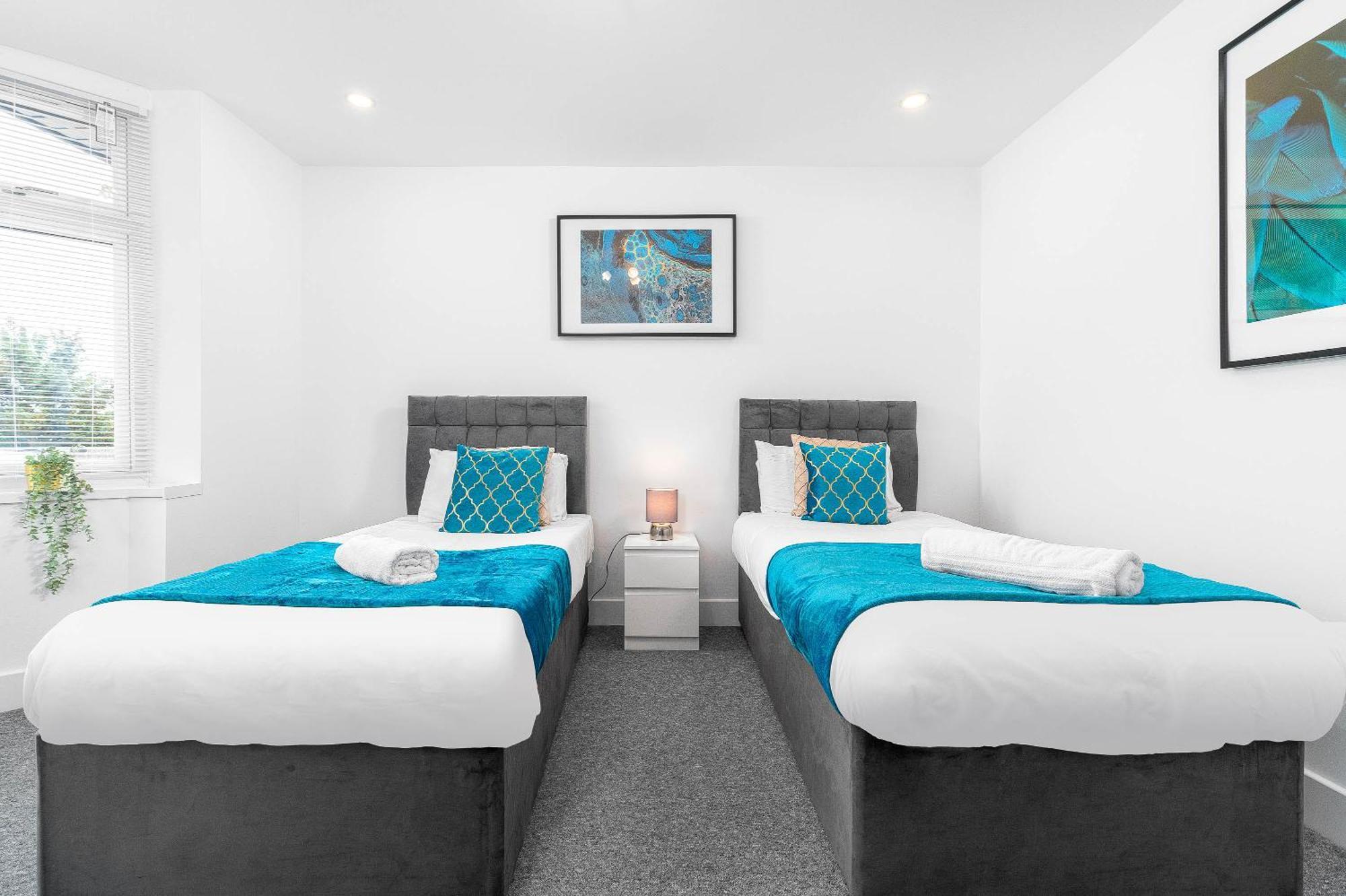 5 Bedroom House - 10 Guests - Multiple Off Street Parking - Garden - Smart Tv - Wifi - Contractors - Families - Groups - Rated - 98q Holiday home