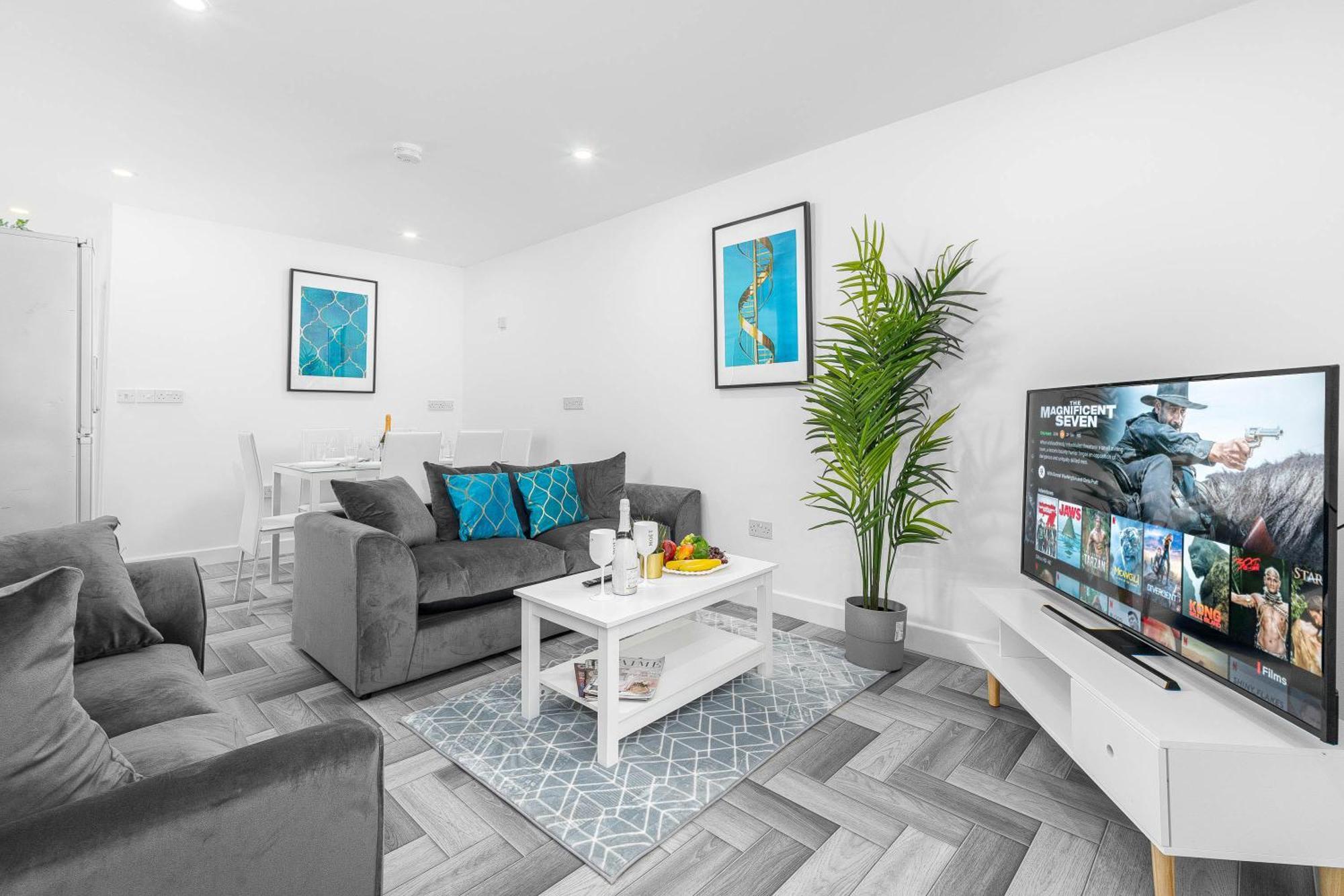 5 Bedroom House - 10 Guests - Multiple Off Street Parking - Garden - Smart Tv - Wifi - Contractors - Families - Groups - Rated - 98q Holiday home *