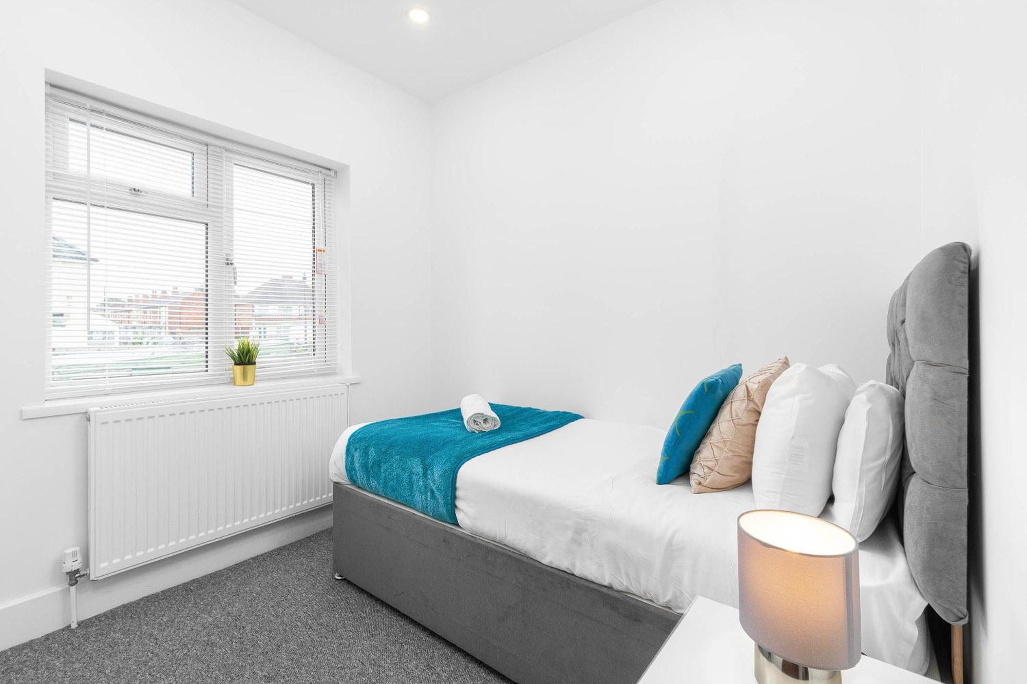 5 Bedroom House - 10 Guests - Multiple Off Street Parking - Garden - Smart Tv - Wifi - Contractors - Families - Groups - Rated - 98q Holiday home