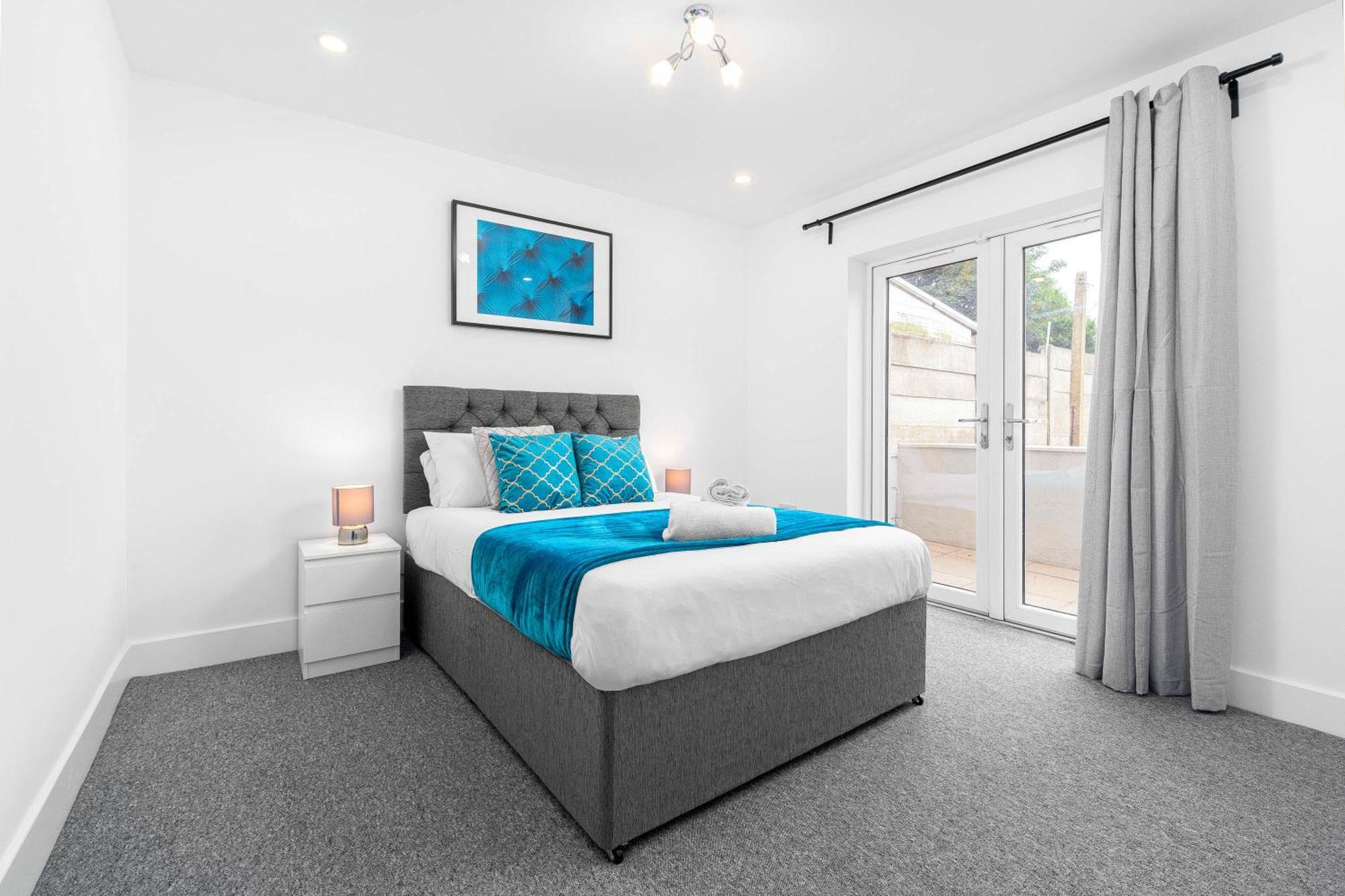 5 Bedroom House - 10 Guests - Multiple Off Street Parking - Garden - Smart Tv - Wifi - Contractors - Families - Groups - Rated - 98q