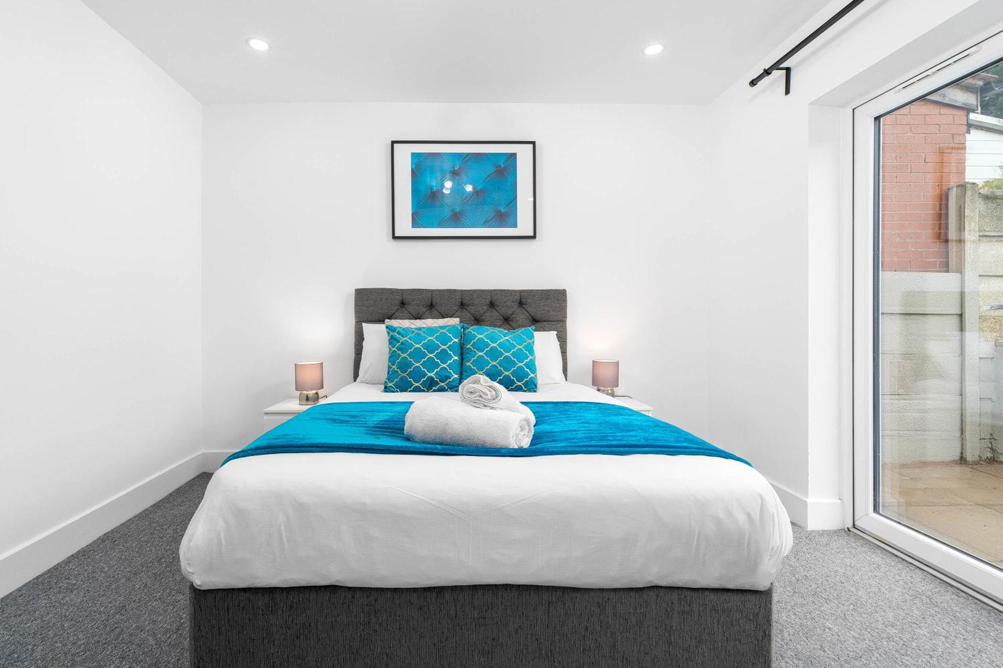5 Bedroom House - 10 Guests - Multiple Off Street Parking - Garden - Smart Tv - Wifi - Contractors - Families - Groups - Rated - 98q * Birmingham