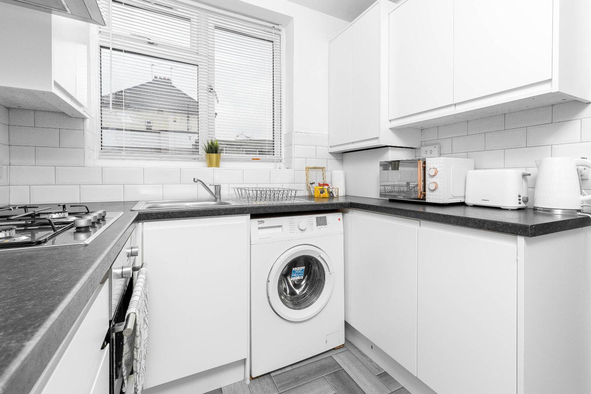 5 Bedroom House - 10 Guests - Multiple Off Street Parking - Garden - Smart Tv - Wifi - Contractors - Families - Groups - Rated - 98q *