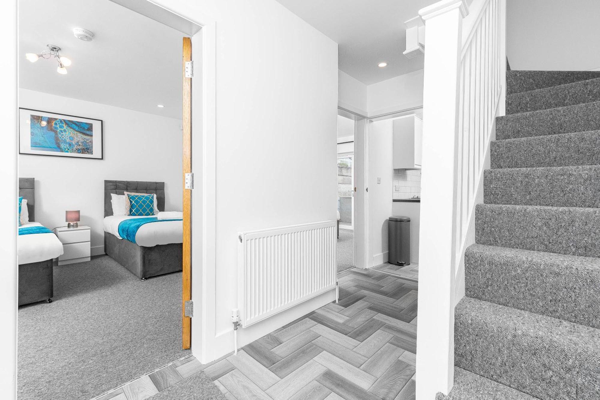 5 Bedroom House - 10 Guests - Multiple Off Street Parking - Garden - Smart Tv - Wifi - Contractors - Families - Groups - Rated - 98q Holiday home *