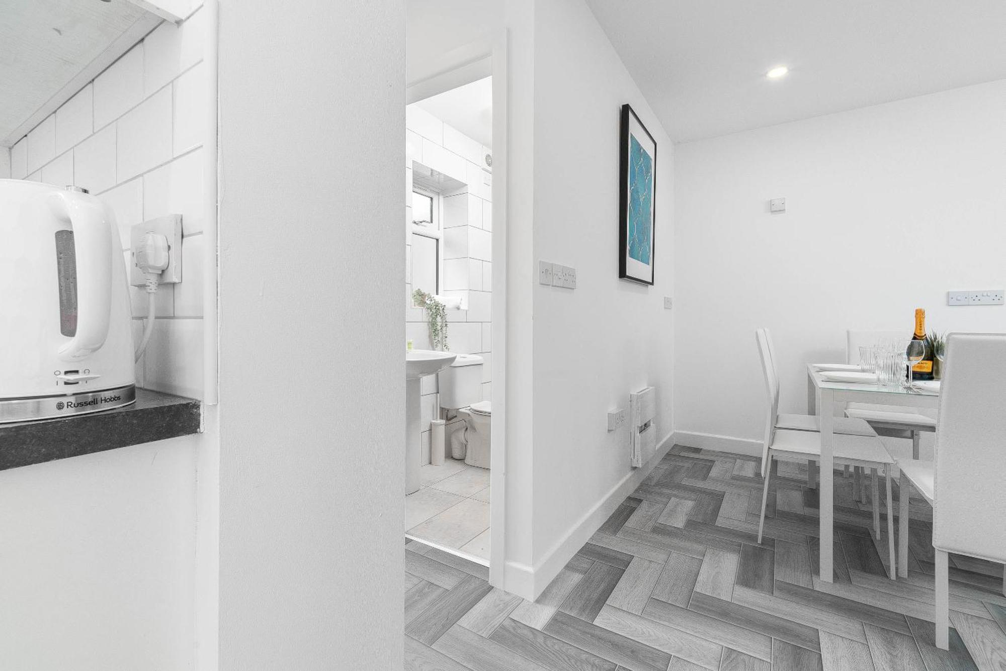 Holiday home 5 Bedroom House - 10 Guests - Multiple Off Street Parking - Garden - Smart Tv - Wifi - Contractors - Families - Groups - Rated - 98q Birmingham