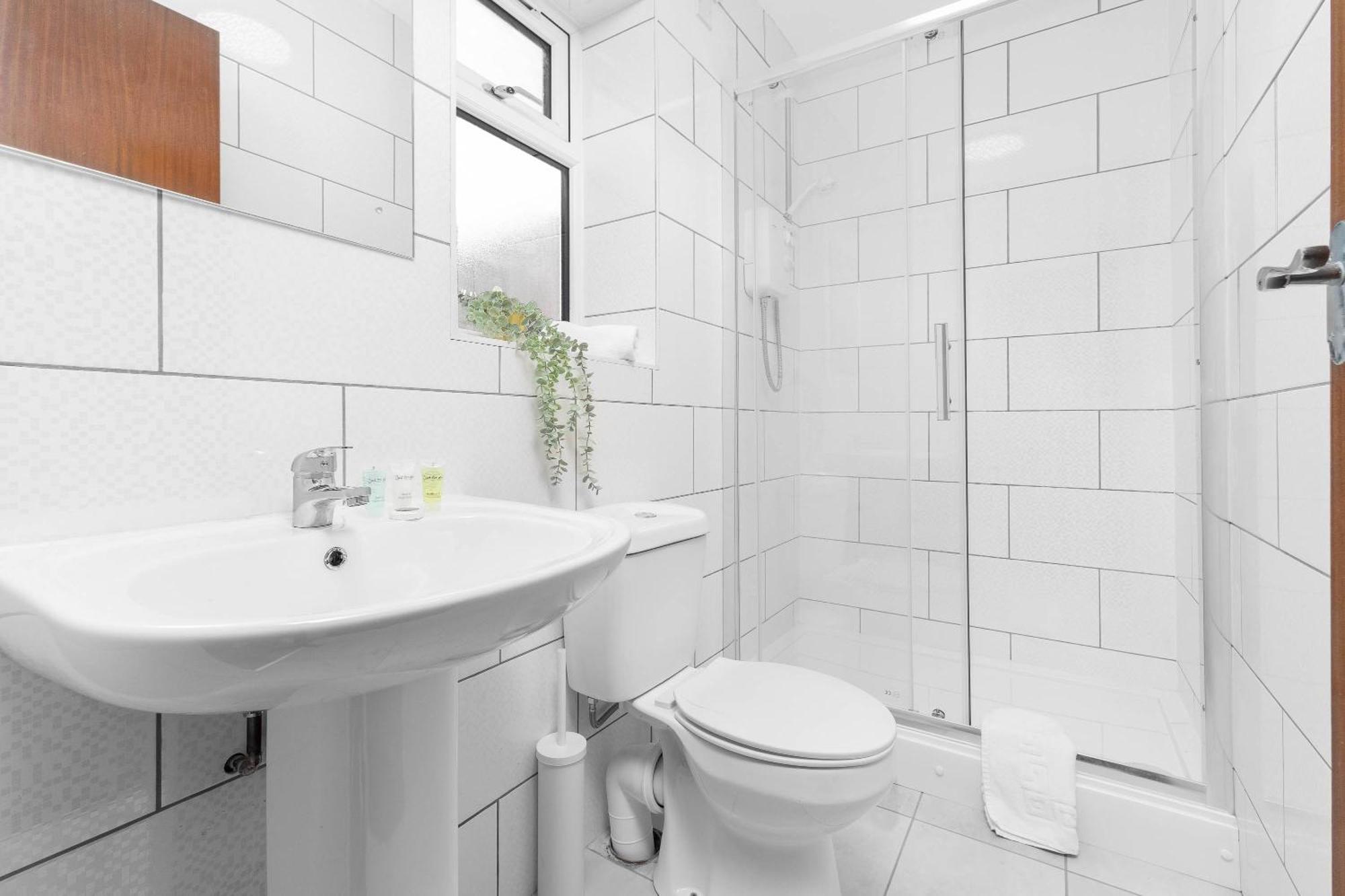 5 Bedroom House - 10 Guests - Multiple Off Street Parking - Garden - Smart Tv - Wifi - Contractors - Families - Groups - Rated - 98q Birmingham