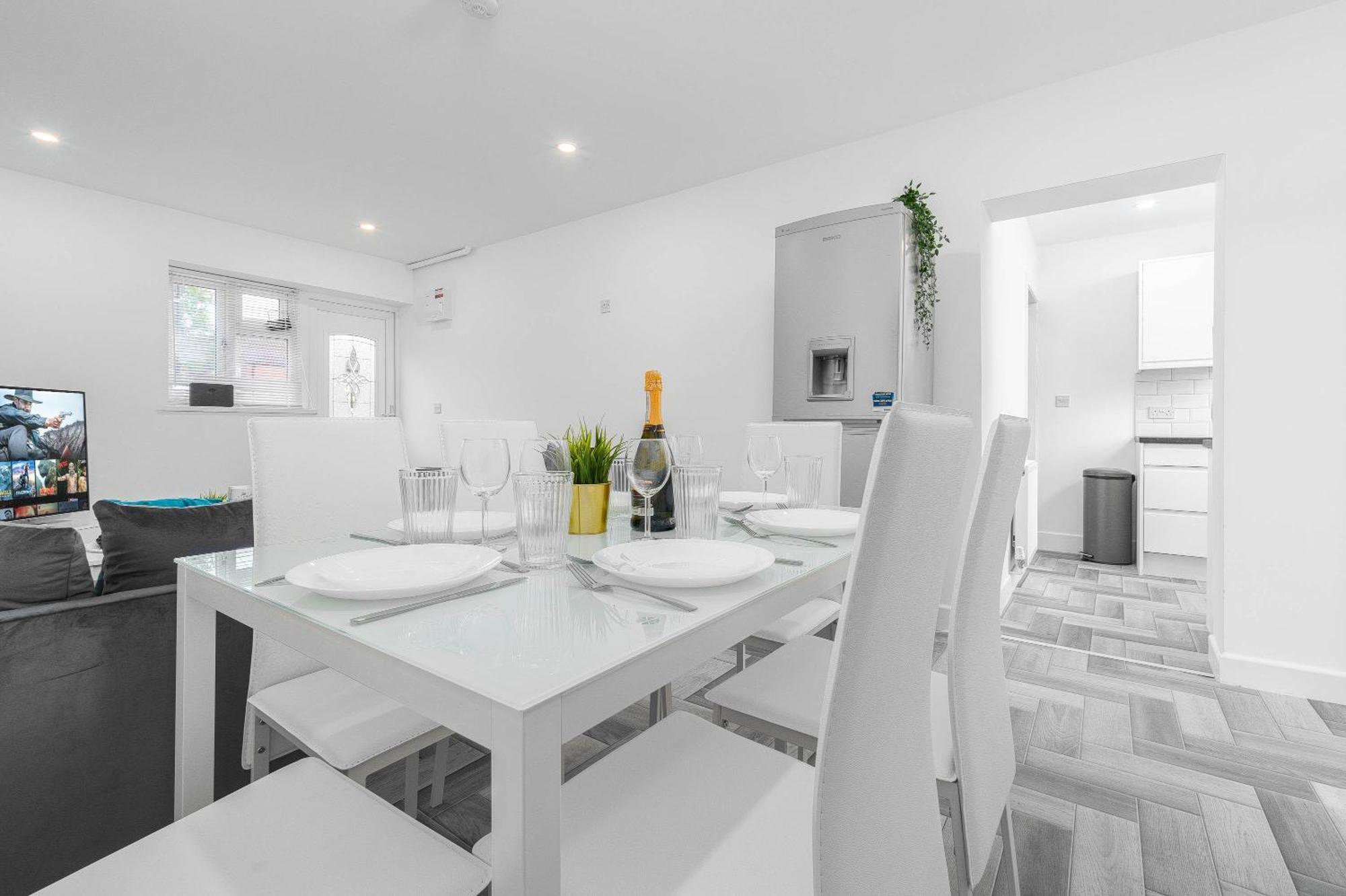 Holiday home 5 Bedroom House - 10 Guests - Multiple Off Street Parking - Garden - Smart Tv - Wifi - Contractors - Families - Groups - Rated - 98q Birmingham