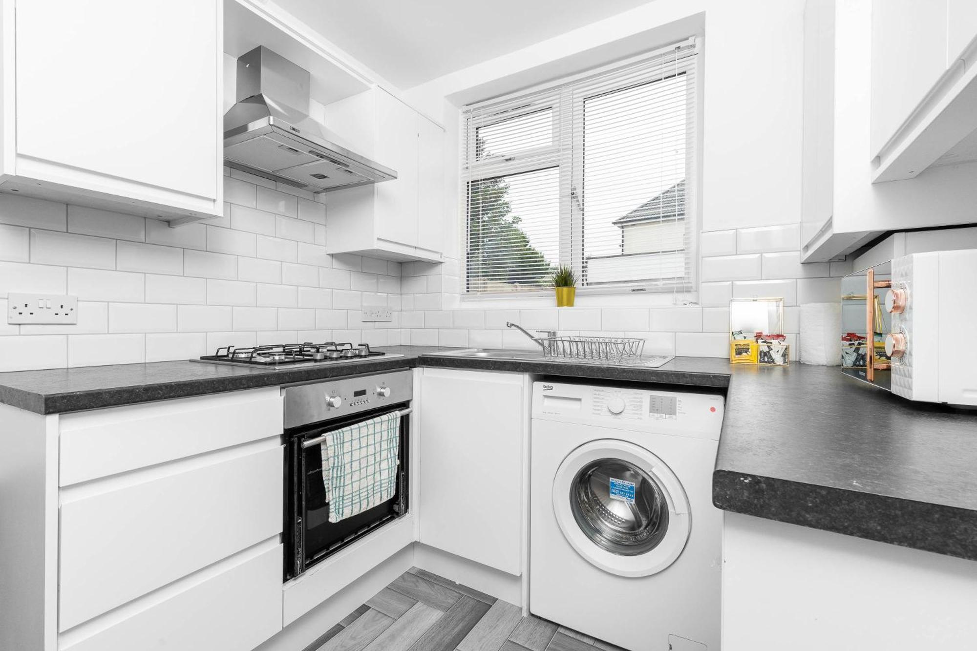 5 Bedroom House - 10 Guests - Multiple Off Street Parking - Garden - Smart Tv - Wifi - Contractors - Families - Groups - Rated - 98q Holiday home