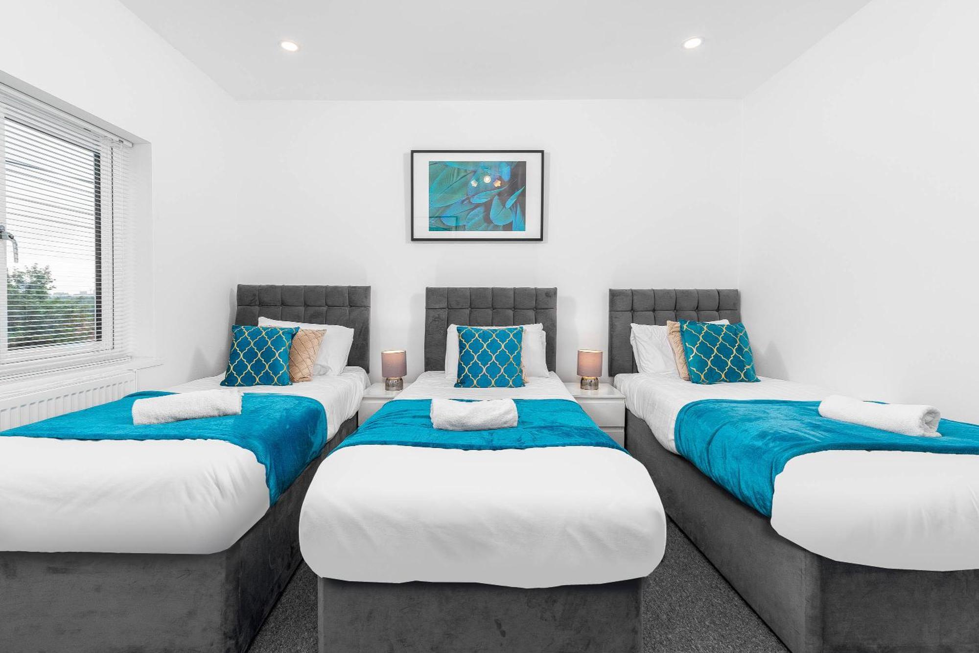 Holiday home 5 Bedroom House - 10 Guests - Multiple Off Street Parking - Garden - Smart Tv - Wifi - Contractors - Families - Groups - Rated - 98q *