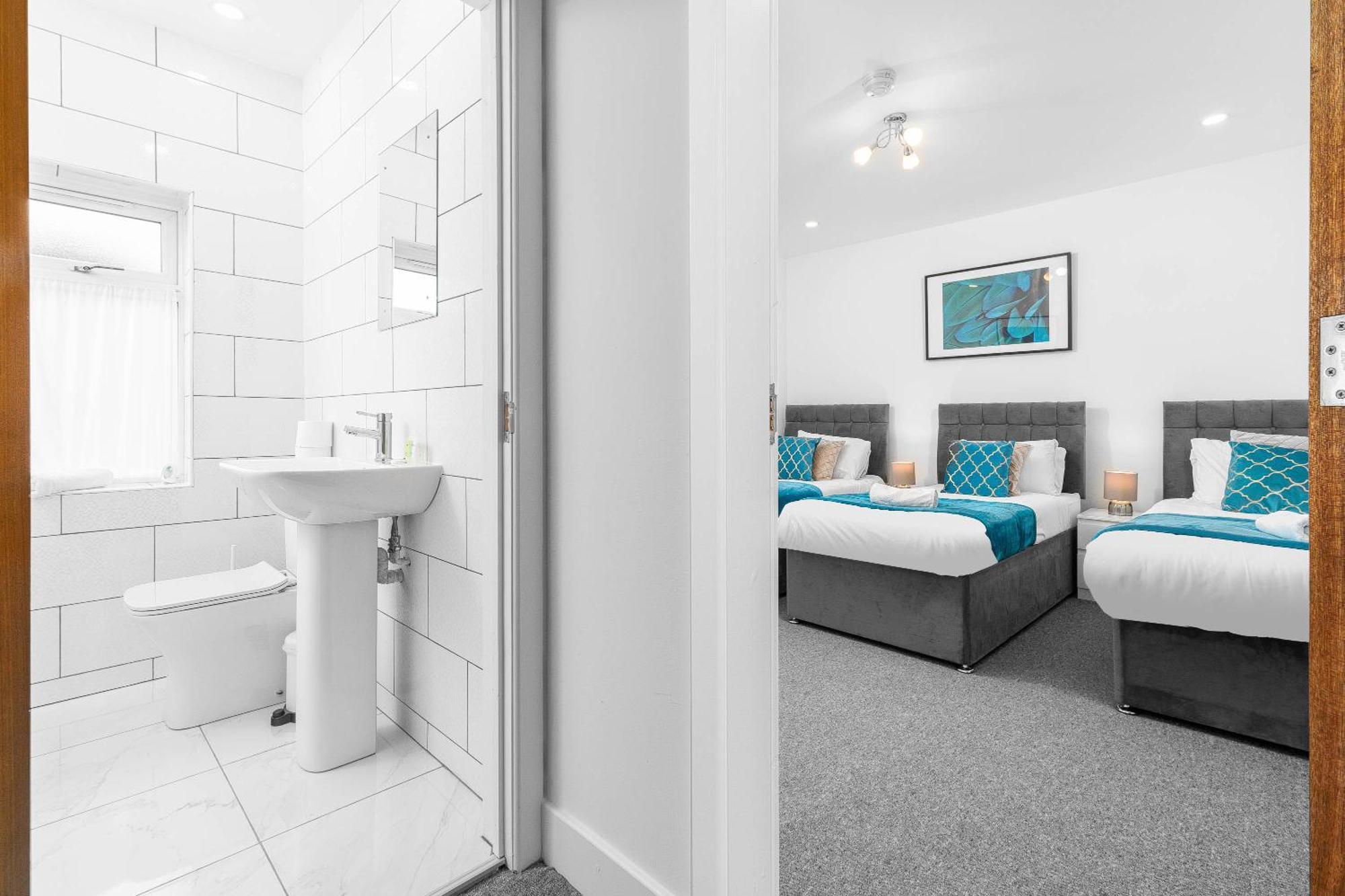 5 Bedroom House - 10 Guests - Multiple Off Street Parking - Garden - Smart Tv - Wifi - Contractors - Families - Groups - Rated - 98q *