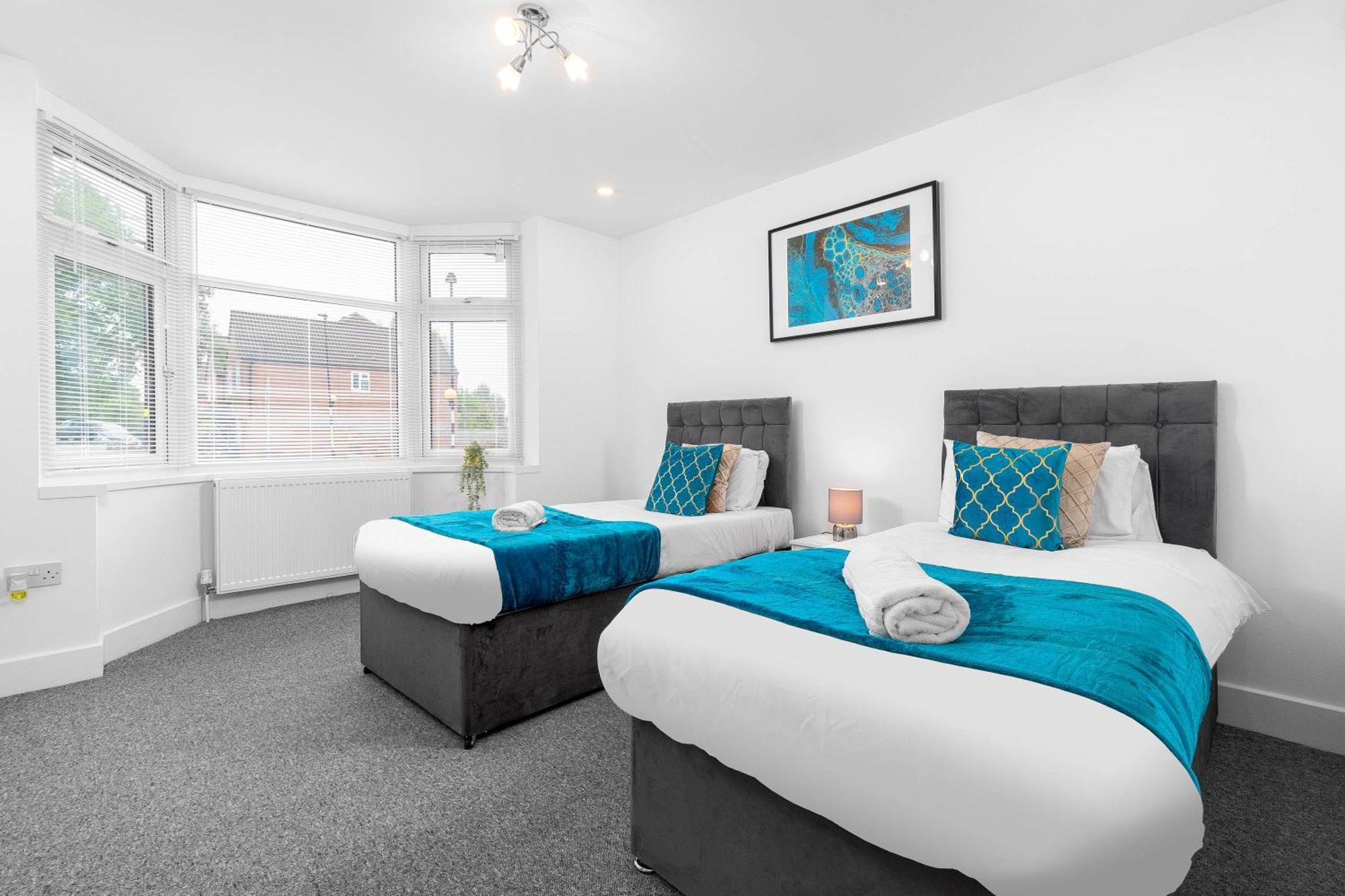 5 Bedroom House - 10 Guests - Multiple Off Street Parking - Garden - Smart Tv - Wifi - Contractors - Families - Groups - Rated - 98q Holiday home Birmingham