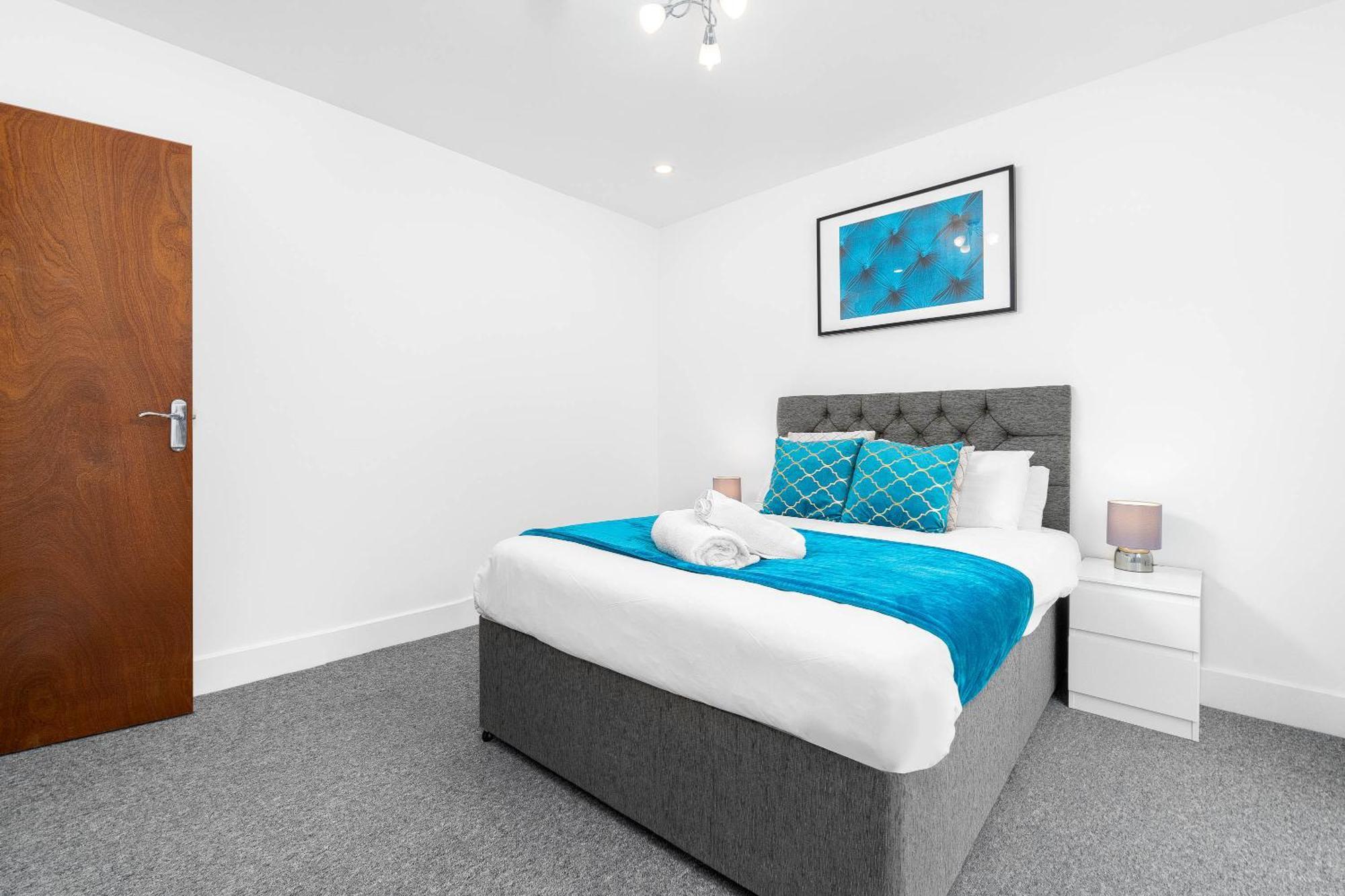 5 Bedroom House - 10 Guests - Multiple Off Street Parking - Garden - Smart Tv - Wifi - Contractors - Families - Groups - Rated - 98q Holiday home Birmingham