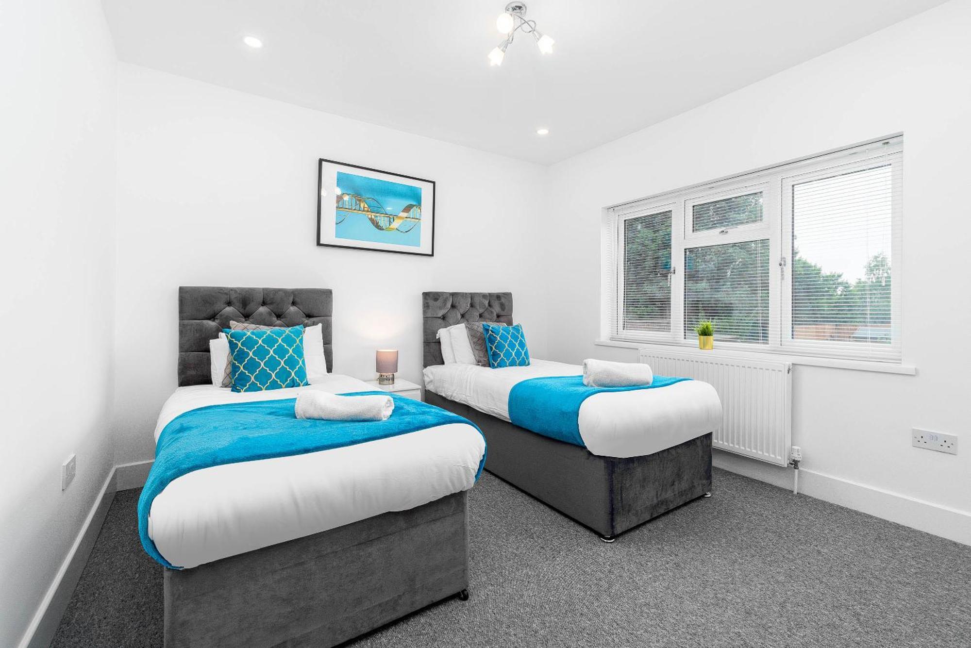 5 Bedroom House - 10 Guests - Multiple Off Street Parking - Garden - Smart Tv - Wifi - Contractors - Families - Groups - Rated - 98q Holiday home