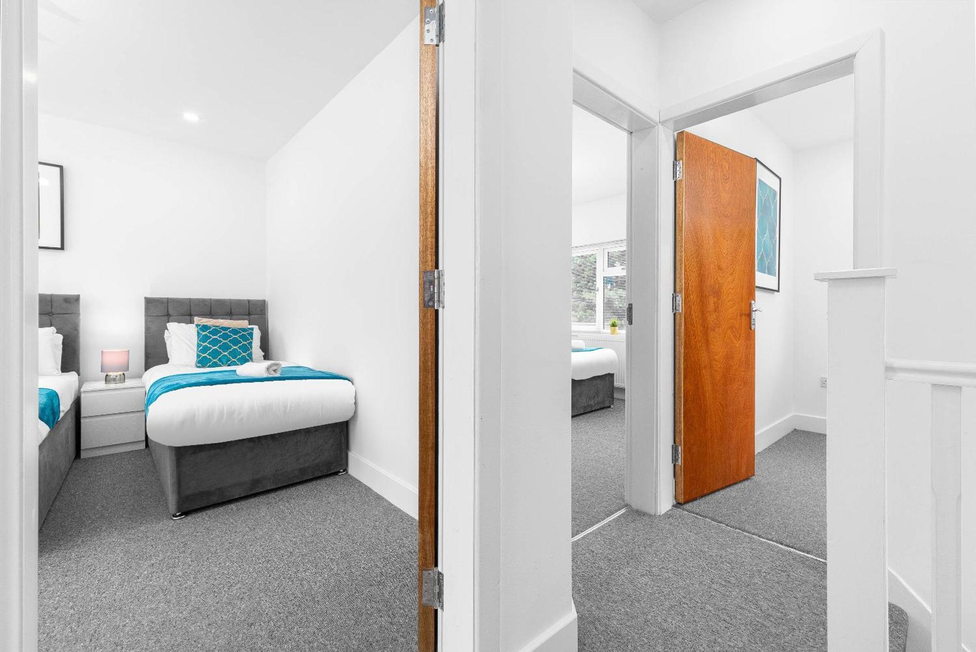 Holiday home 5 Bedroom House - 10 Guests - Multiple Off Street Parking - Garden - Smart Tv - Wifi - Contractors - Families - Groups - Rated - 98q *