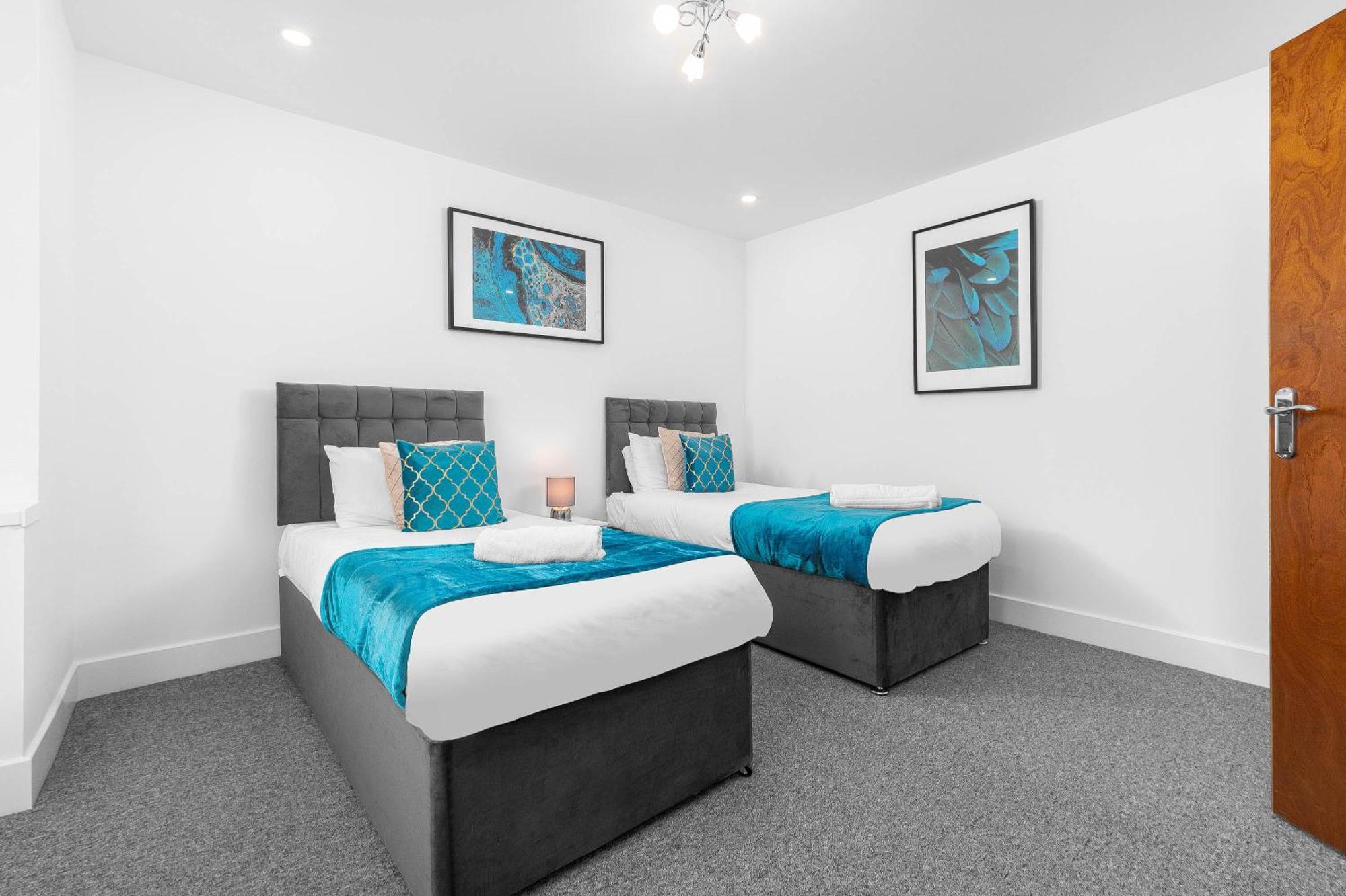 5 Bedroom House - 10 Guests - Multiple Off Street Parking - Garden - Smart Tv - Wifi - Contractors - Families - Groups - Rated - 98q
