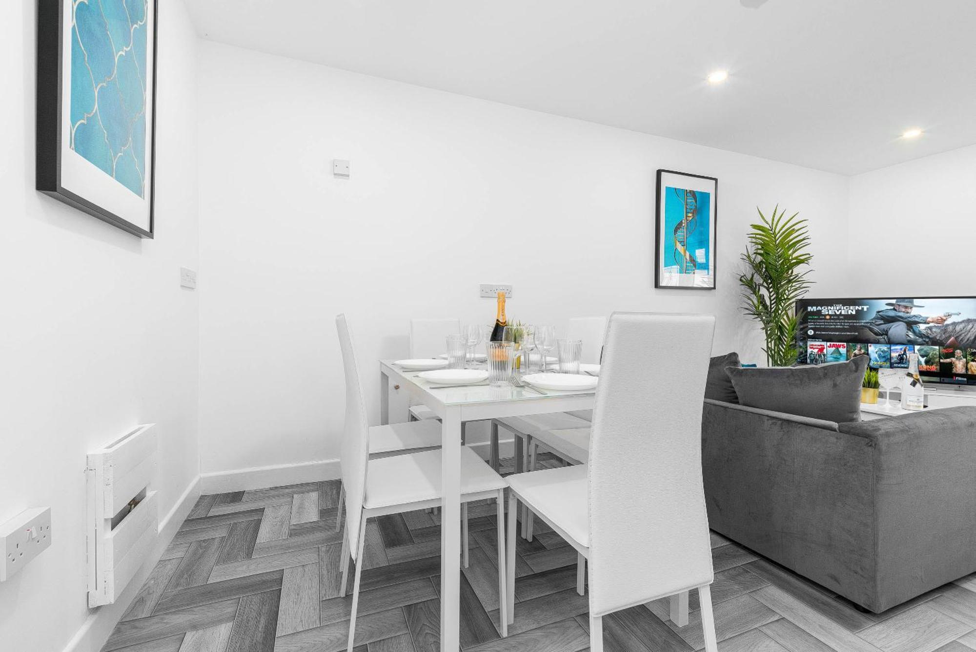 5 Bedroom House - 10 Guests - Multiple Off Street Parking - Garden - Smart Tv - Wifi - Contractors - Families - Groups - Rated - 98q * Birmingham